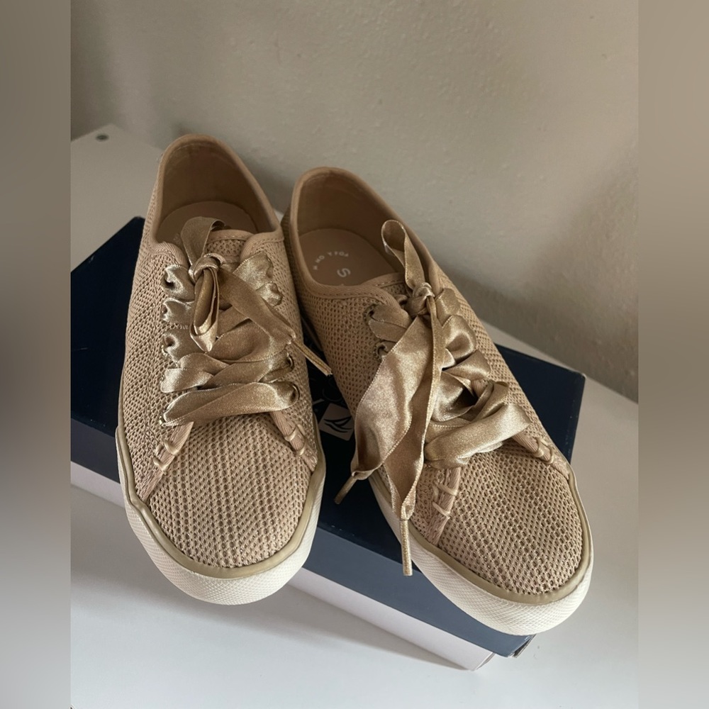 Sperry Women's Tan Flats with Ribbon Laces